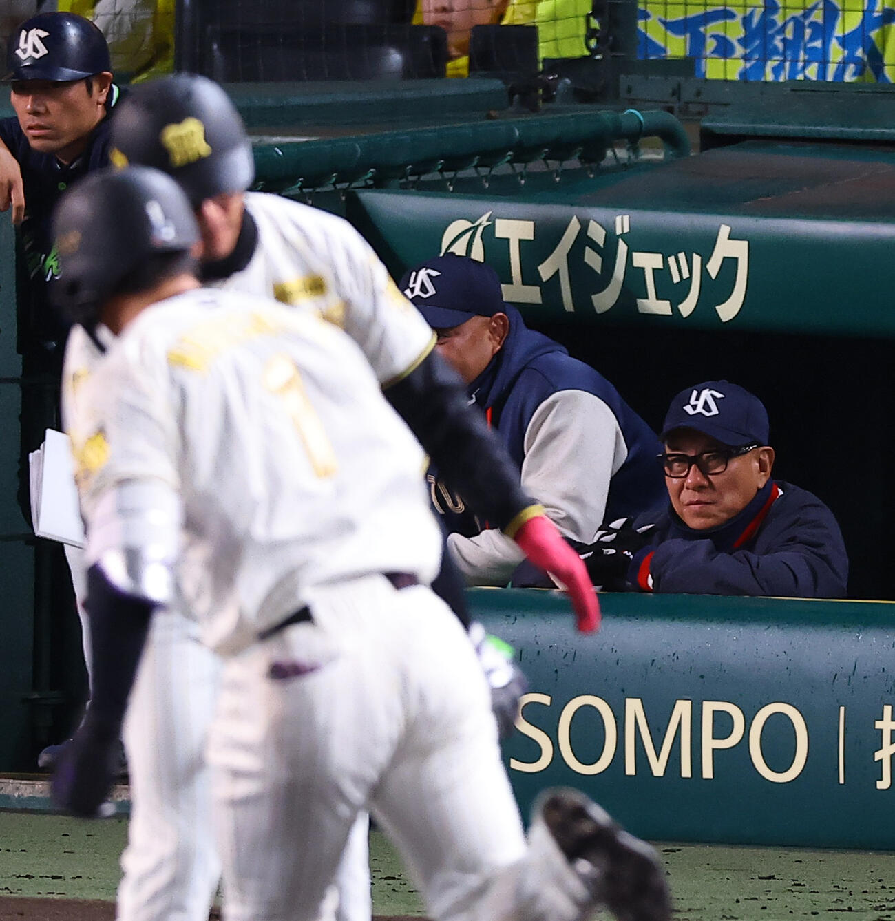 阪神対ヤクルト　4回裏阪神無死、先制ソロ本塁打を放った森下。右は池山監督（撮影・上田博志）