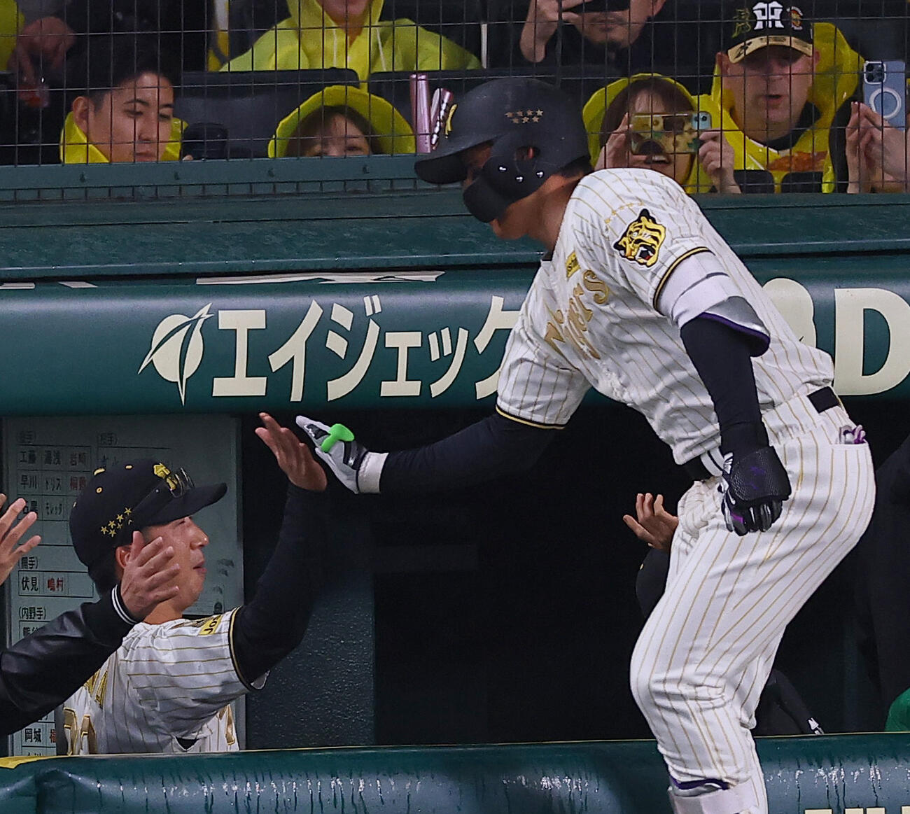 阪神対ヤクルト　4回裏阪神無死、先制本塁打を放った森下（右）をハイタッチで出迎える藤川監督（撮影・上田博志）