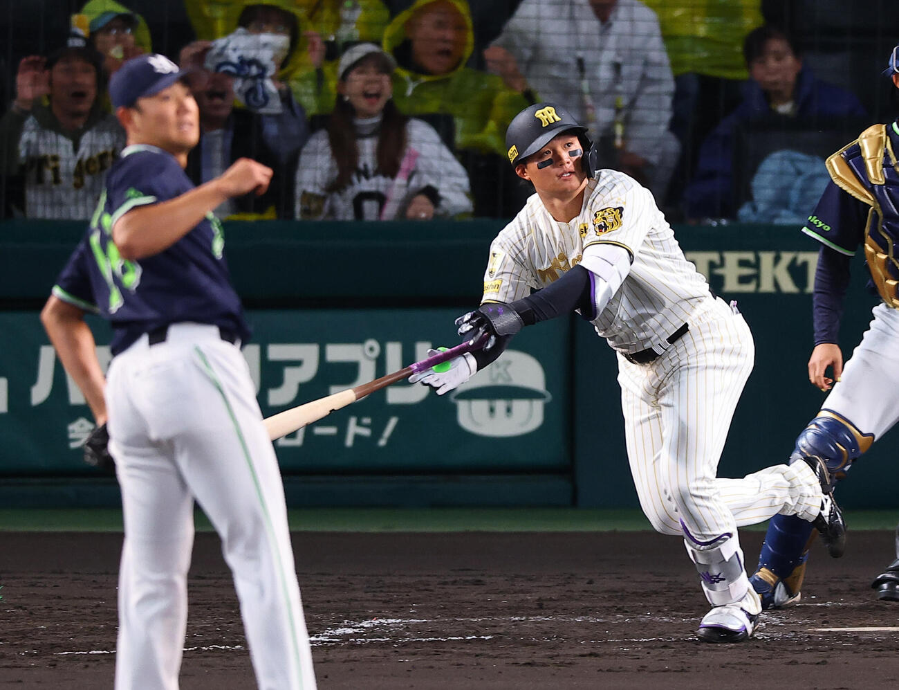 4回裏阪神無死、森下は先制本塁打を左越えに放つ。投手奥川（撮影・上田博志）