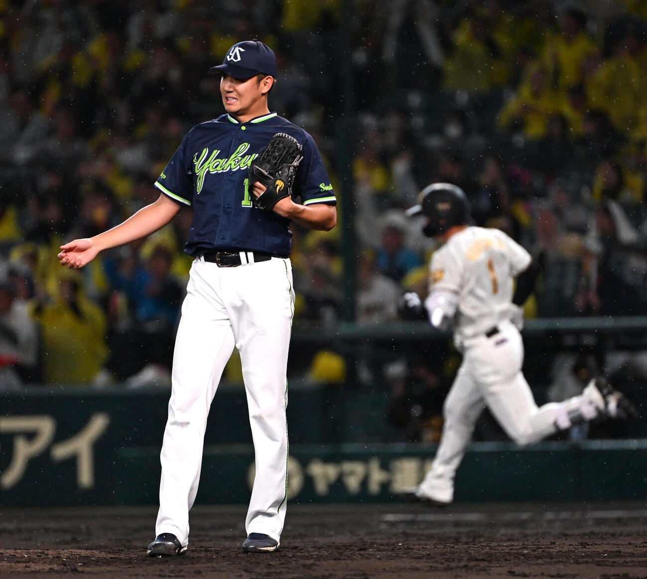阪神対ヤクルト　4回裏阪神無死　森下（右）に本塁打を放たれるヤクルト奥川（撮影・石井愛子）