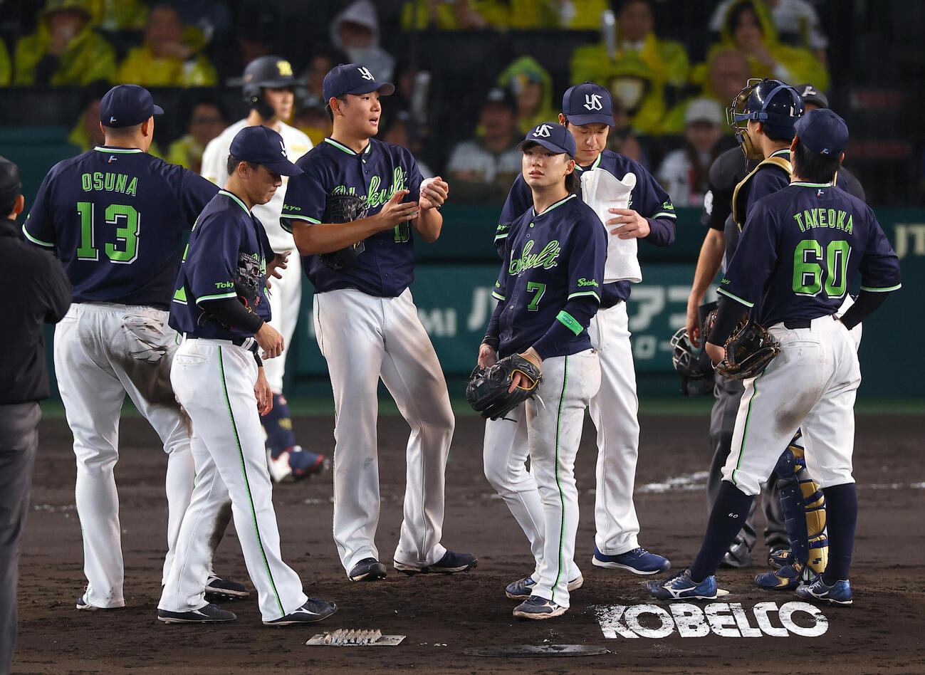 阪神対ヤクルト　4回、追加点を許した奥川（中央）に集まるヤクルトナイン（撮影・上田博志）