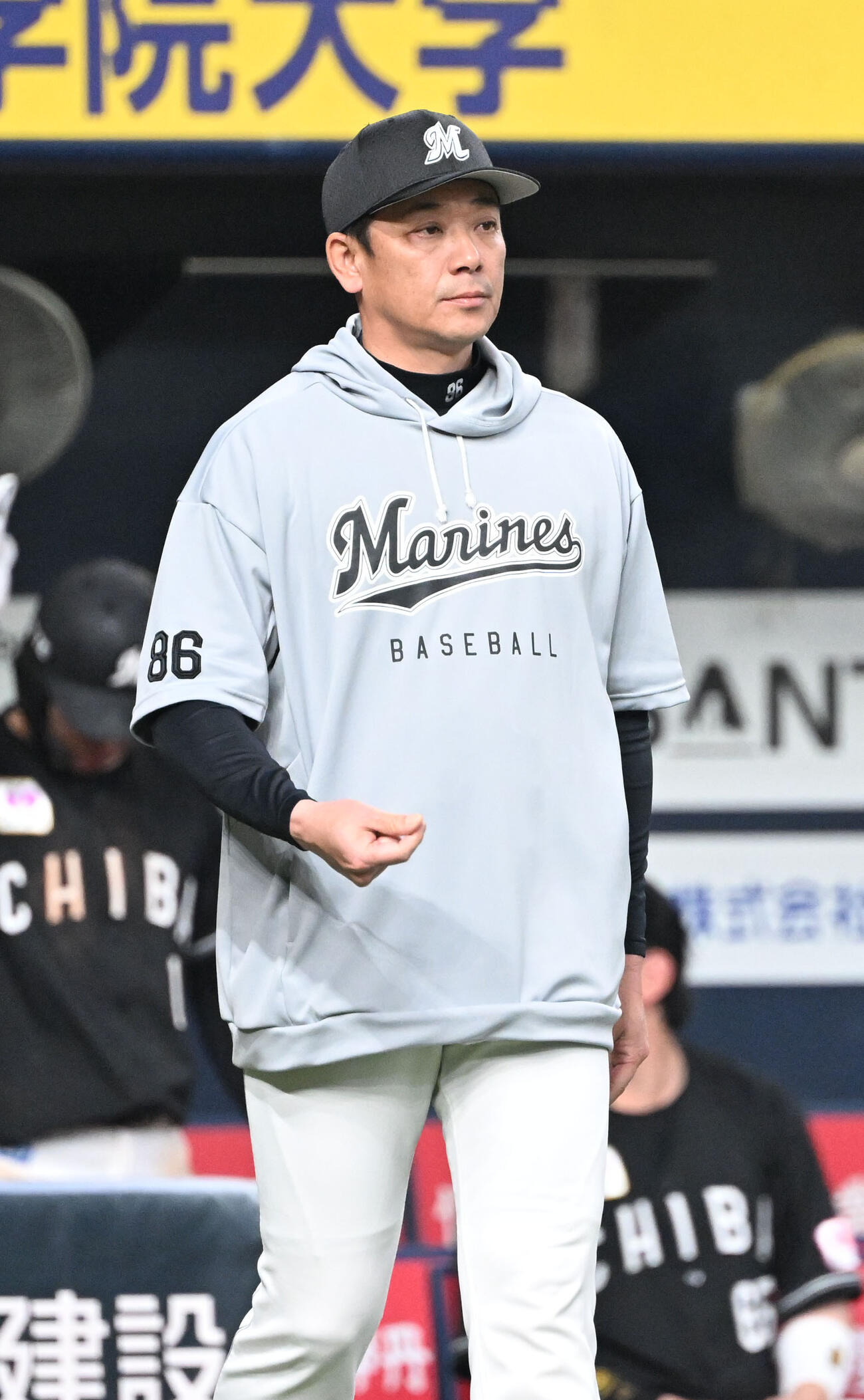 オリックス対ロッテ　9回の攻撃を終え、選手の交代を告げるロッテサブロー監督（撮影・和賀正仁）