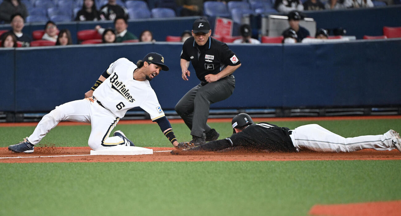オリックス対ロッテ　3回表ロッテ1死二塁、三盗に失敗する高部、野手宗（撮影・和賀正仁）