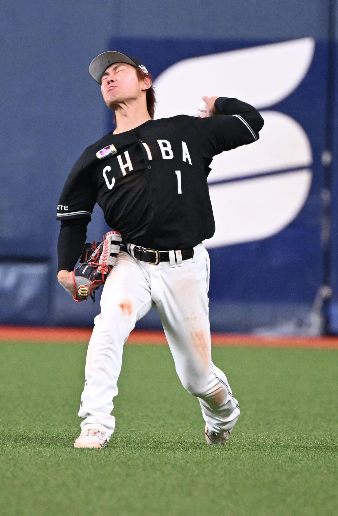 オリックス対ロッテ　3回裏オリックス2死満塁、太田の右前適時打で二走宗を本塁で補殺する右翼手藤原（撮影・和賀正仁）