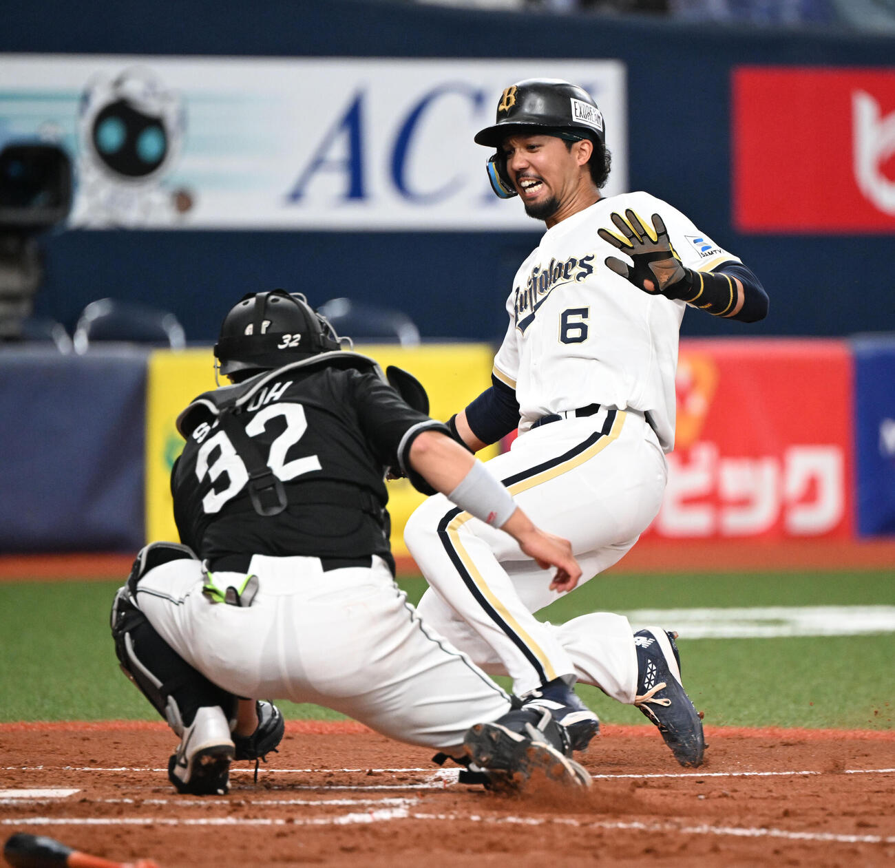 オリックス対ロッテ　3回裏オリックス2死満塁、太田の右前適時打で二走宗を本塁で補殺する右翼手藤原（撮影・和賀正仁）