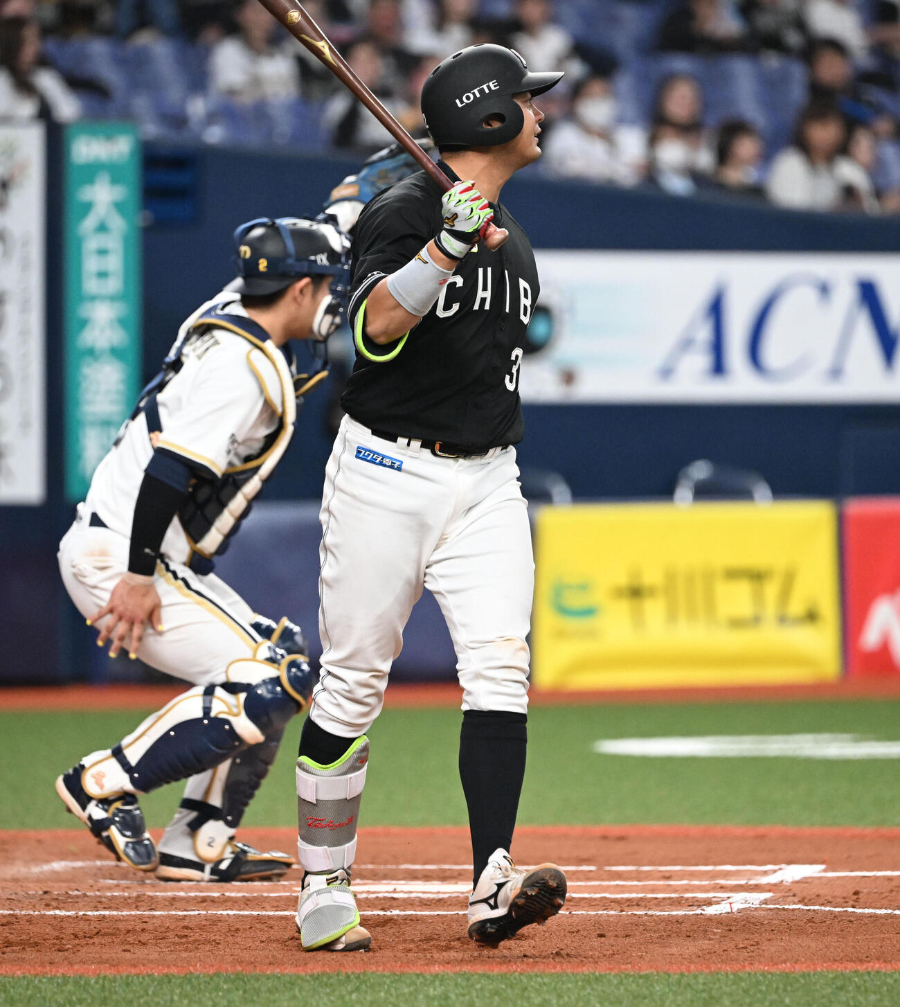 オリックス対ロッテ　6回表ロッテ2死満塁、押し出し四球を選ぶ佐藤（撮影・和賀正仁）