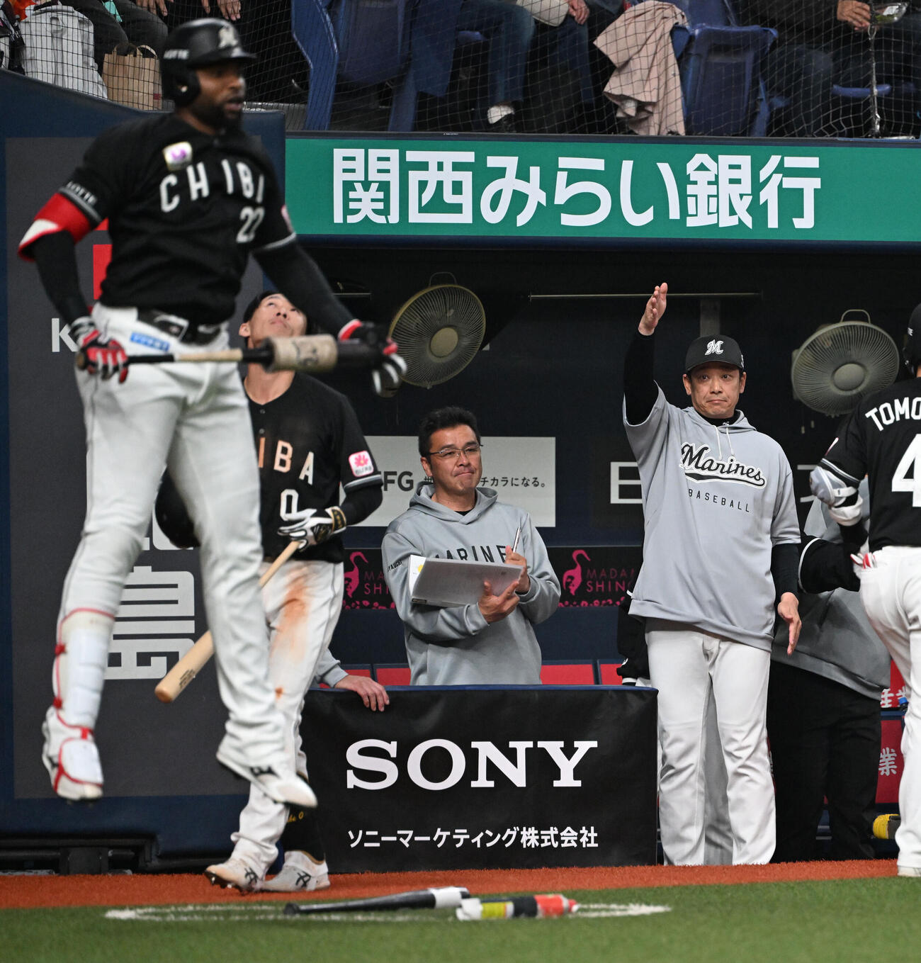 オリックス対ロッテ　6回表ロッテ2死満塁、代打ポランコ（左）を告げるサブロー監督（撮影・和賀正仁）