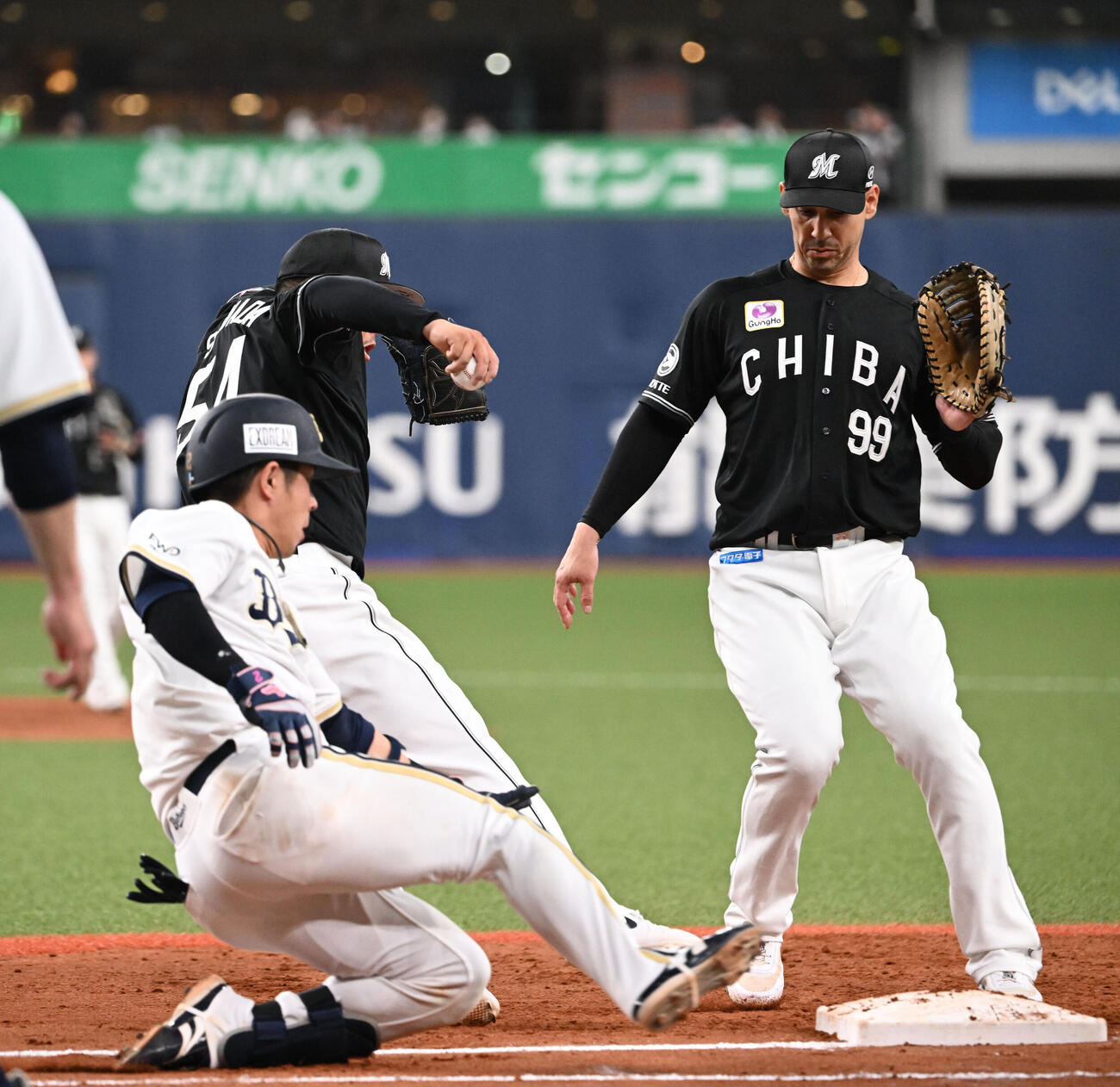 オリックス対ロッテ　7回裏オリックス2死一、二塁、若月（手前）の投ゴロで自ら捕球しベースに駆け込む沢田（撮影・和賀正仁）