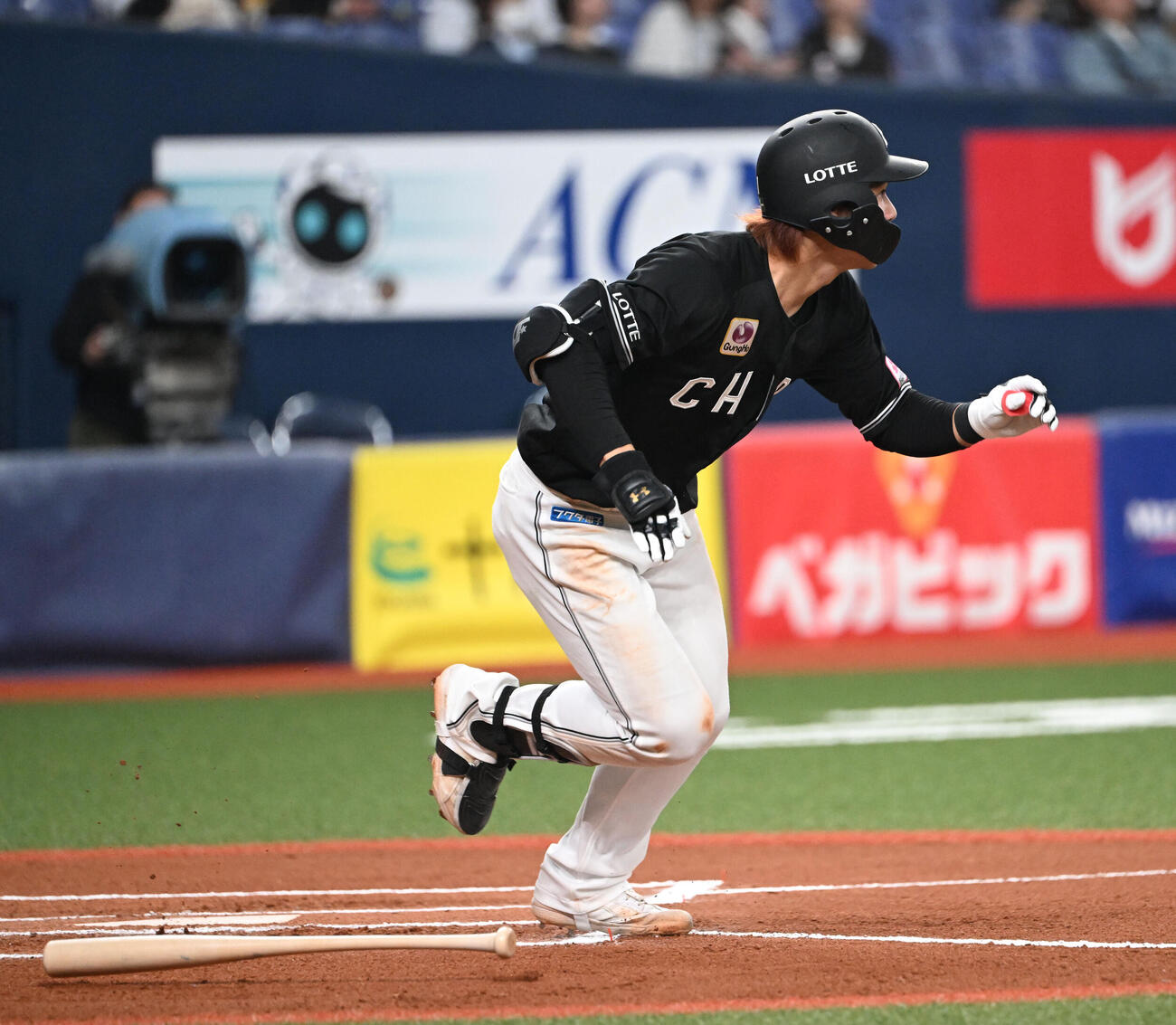 オリックス対ロッテ　6回表ロッテ無死、中前打を放つ藤原（撮影・和賀正仁）
