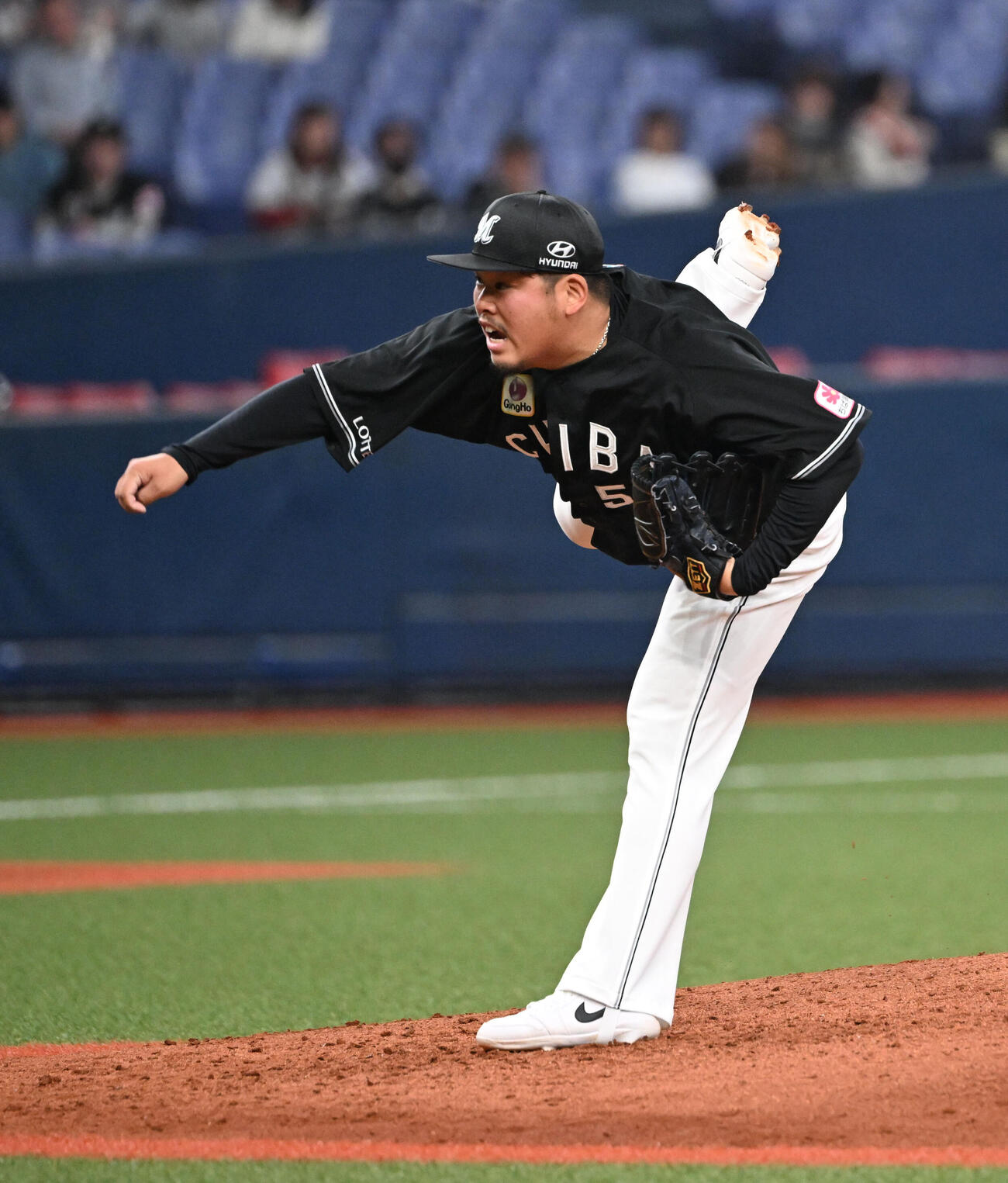 オリックス対ロッテ　6回に登板するロッテ沢田（撮影・和賀正仁）
