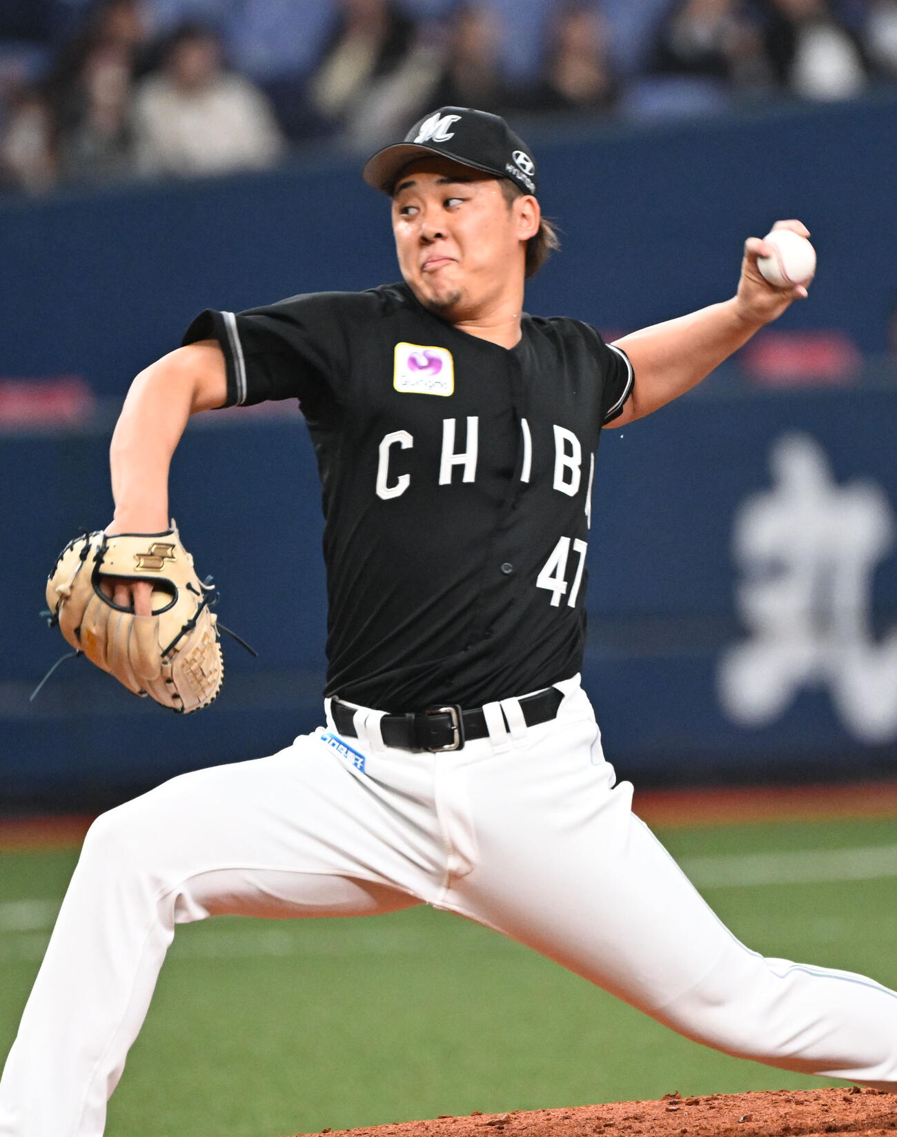 オリックス対ロッテ　8回に登板するロッテ鈴木（撮影・和賀正仁）