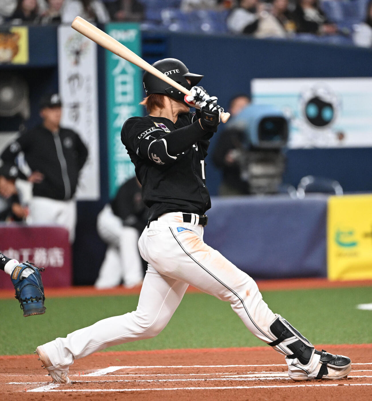 オリックス対ロッテ　6回表ロッテ無死、中前打を放つ藤原（撮影・和賀正仁）