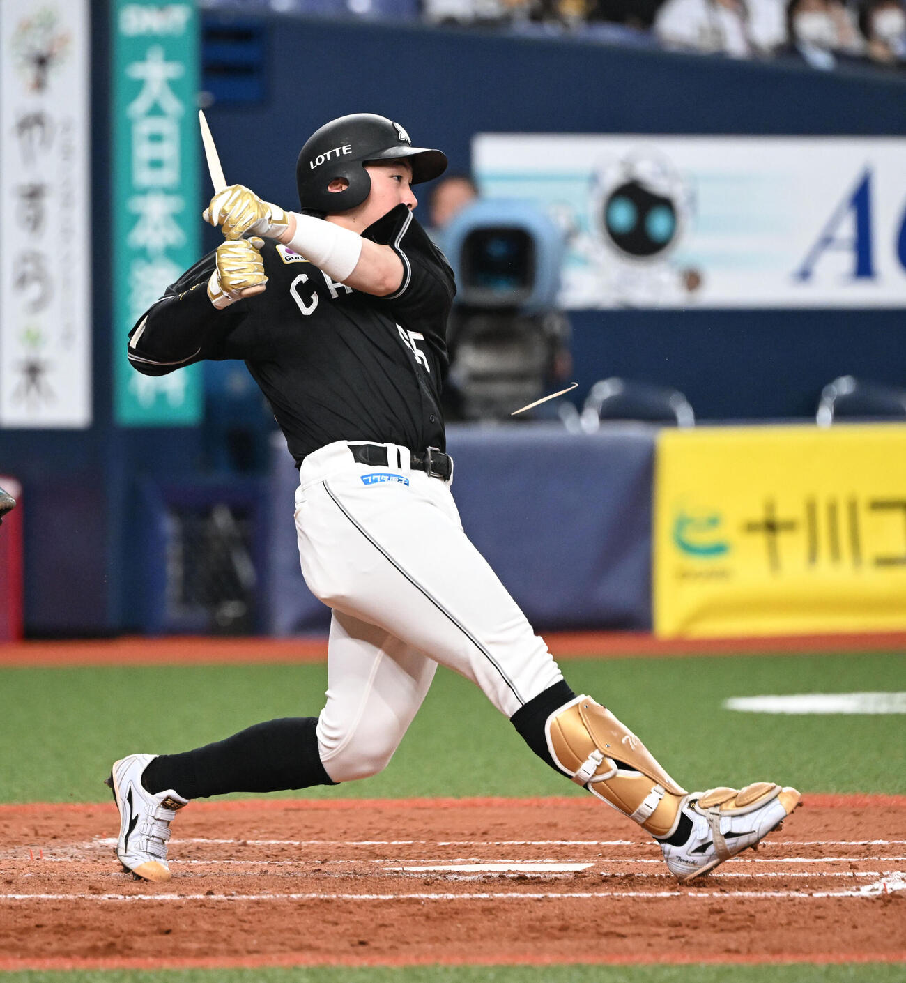 オリックス対ロッテ　8回表ロッテ2死、中前打を放つ寺地（撮影・和賀正仁）