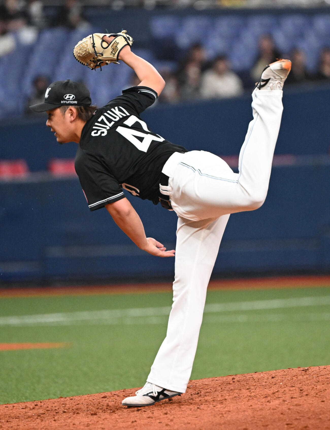 オリックス対ロッテ　8回に登板するロッテ鈴木（撮影・和賀正仁）