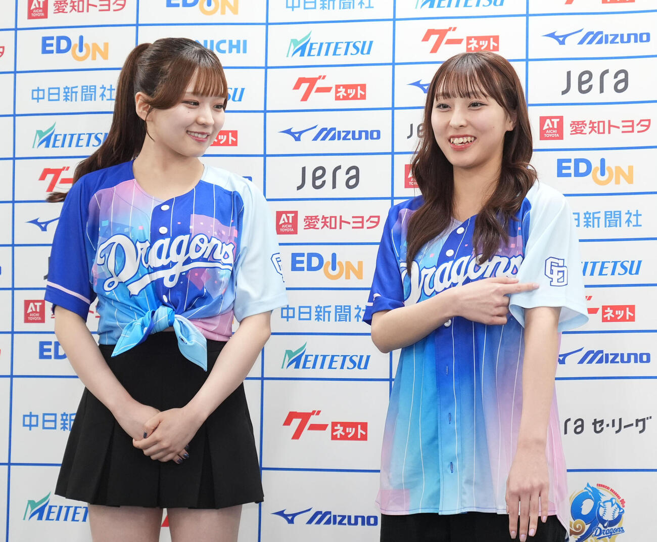 中日対阪神　試合前、2026ドラ恋ユニホームを披露するチアドラゴンズ2026左からMIZUKIとRIKO（撮影・森本幸一）