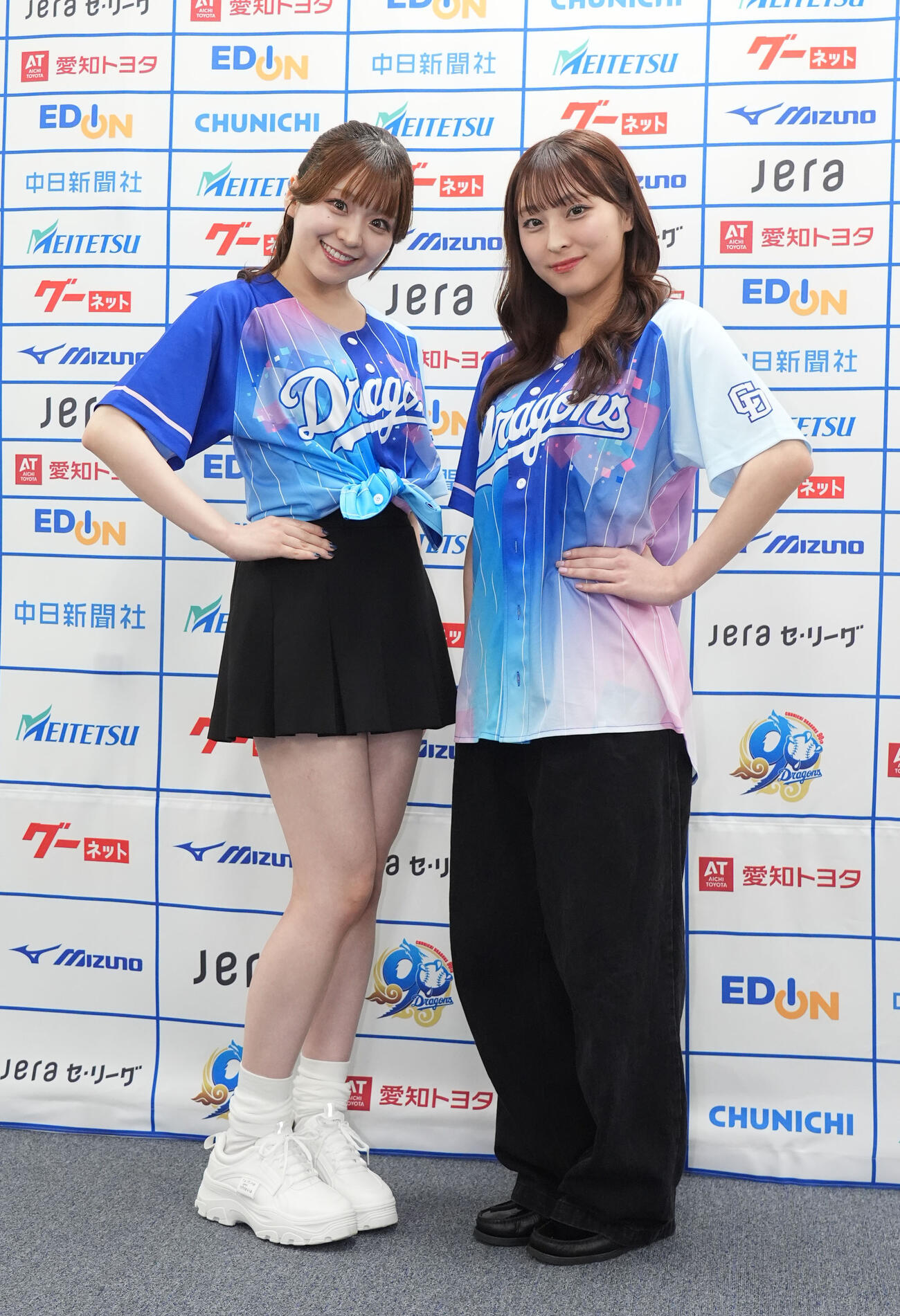 中日対阪神　試合前、2026ドラ恋ユニホームを披露するチアドラゴンズ2026左からMIZUKIとRIKO（撮影・森本幸一）