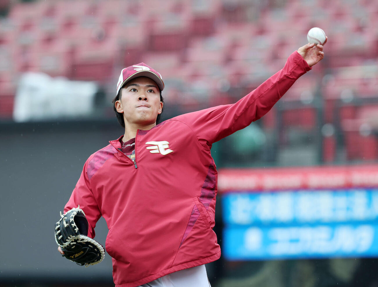 楽天対オリックス　キャッチボールする楽天早川（撮影・鈴木正人）　