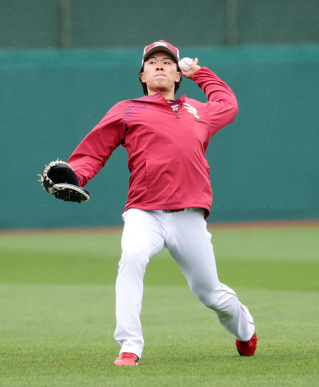 楽天対オリックス　キャッチボールする楽天早川（撮影・鈴木正人）　