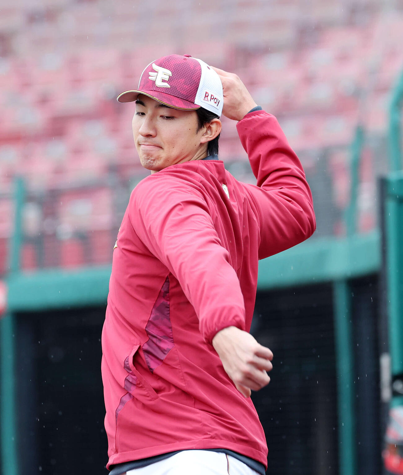 楽天対オリックス　フォームを確認する楽天荘司（撮影・鈴木正人）　