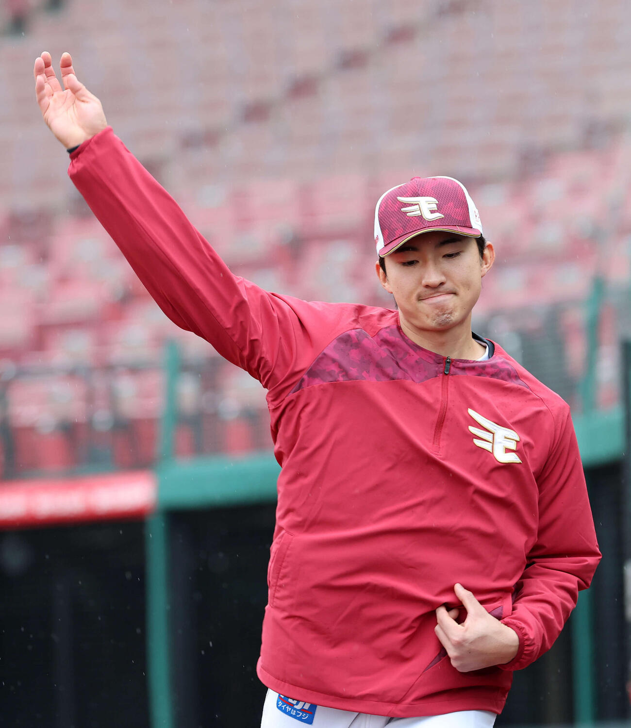 楽天対オリックス　フォームを確認する楽天荘司（撮影・鈴木正人）　