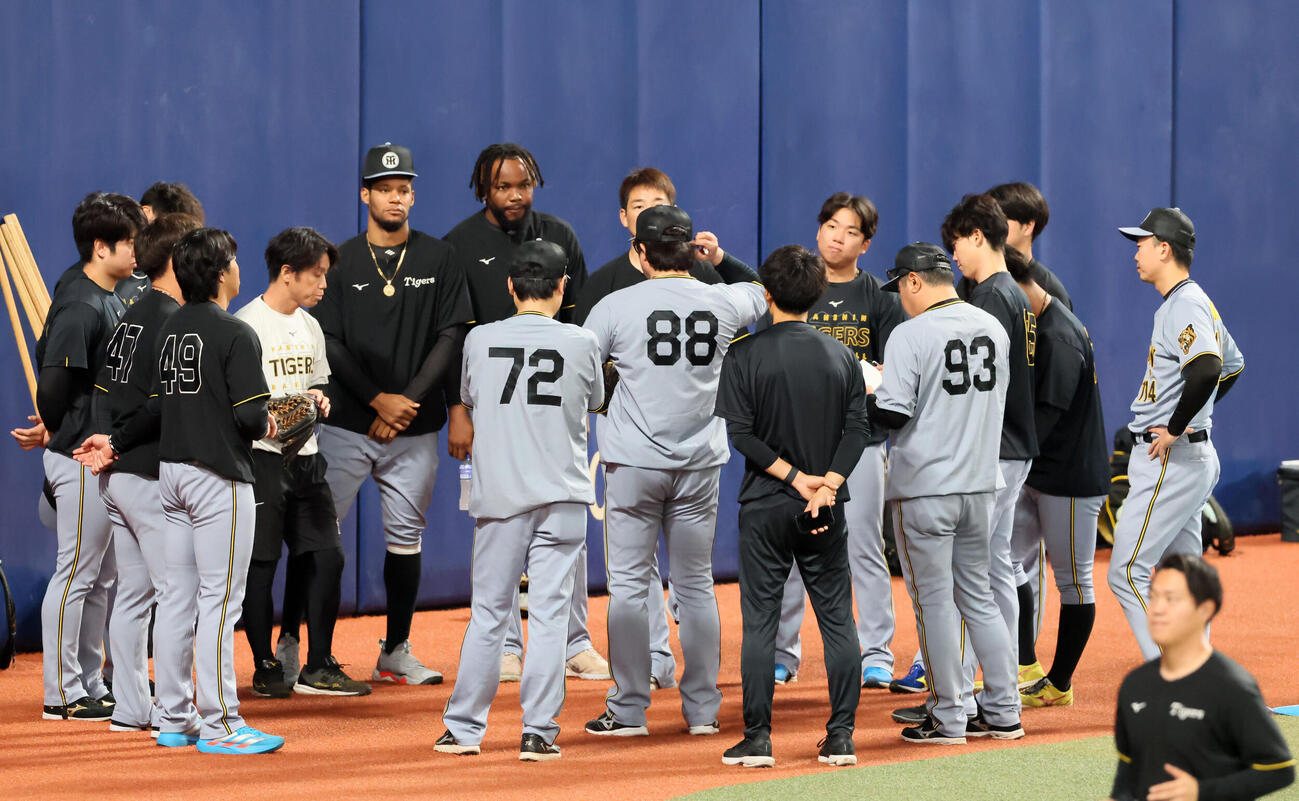中日対阪神　ミーティングする阪神投手陣（撮影・加藤哉）