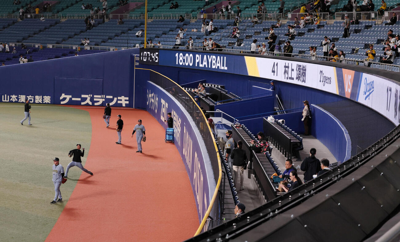 中日対阪神　バンテリンドームナゴヤの新しいホームランウイングを背にキャッチボールする阪神ナイン（撮影・加藤哉）