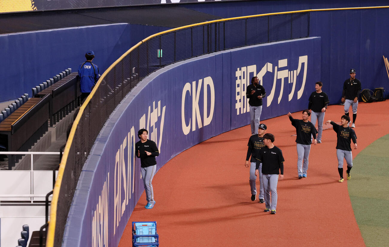 中日対阪神　バンテリンドームナゴヤの新しいホームランウイングを横目にランニングする阪神ナイン（撮影・加藤哉）