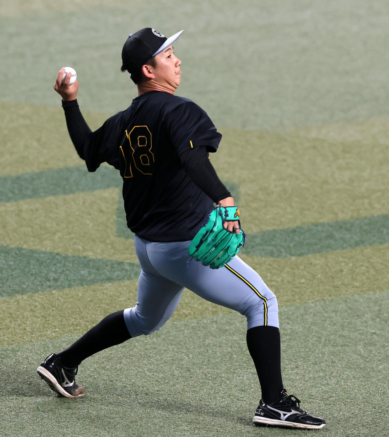 中日対阪神　練習でキャッチボールする阪神伊原（撮影・加藤哉）