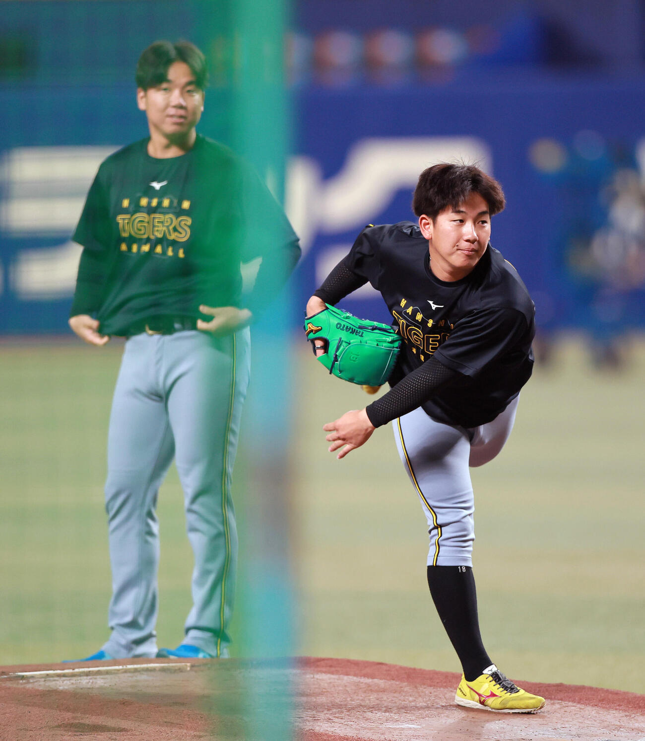 中日対阪神　バンテリンドームナゴヤのマウンドを確かめる阪神伊原（手前）と村上（撮影・上山淳一）