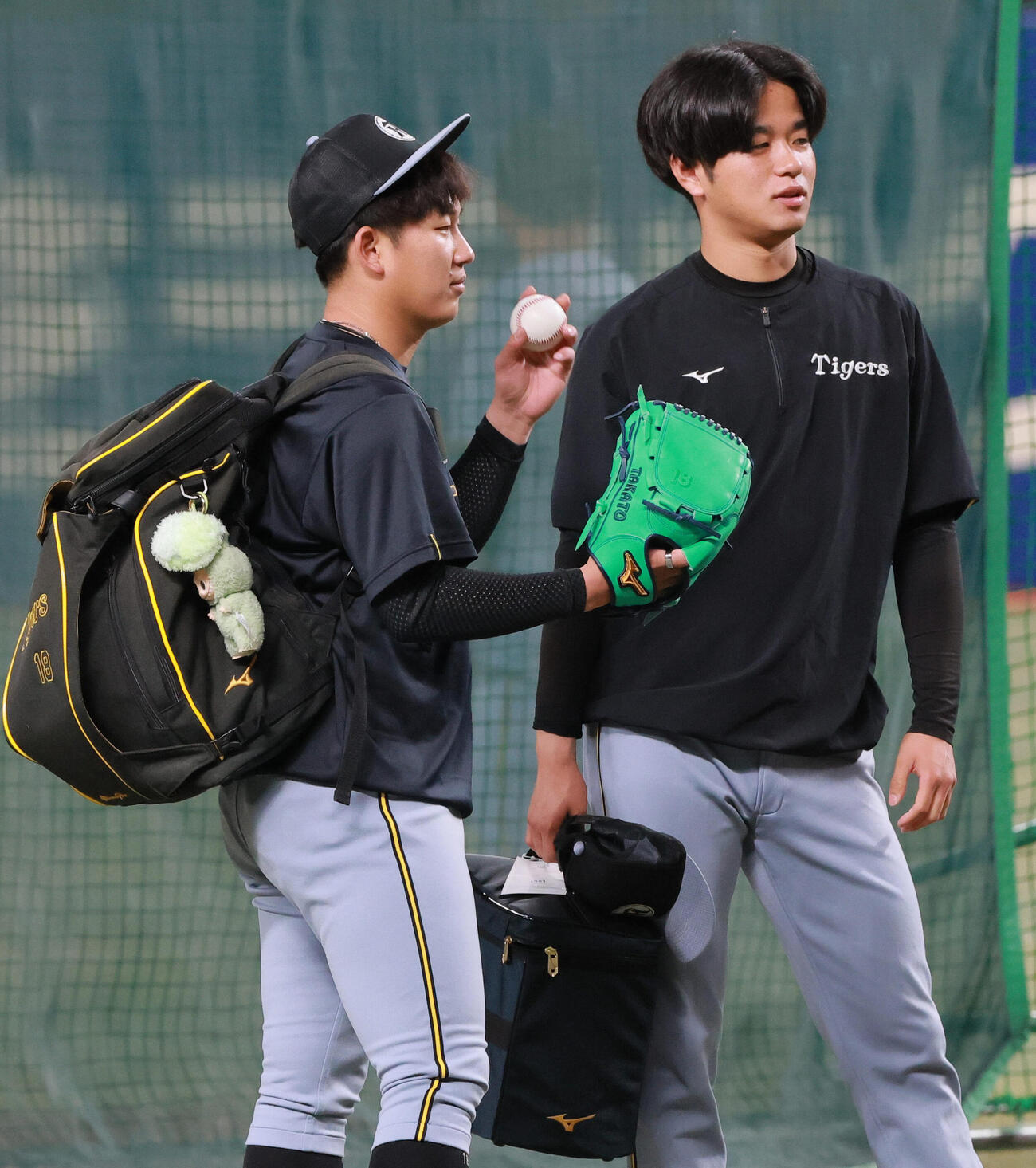 中日対阪神　試合前、バンテリンドームナゴヤのマウンドを確かめる阪神伊原（手前）と高橋（撮影・上山淳一）