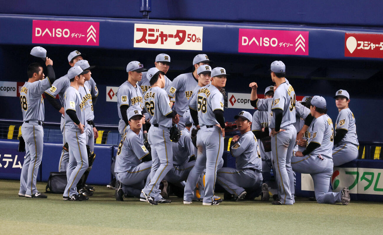 中日対阪神　試合前円陣を組んでフェンスを見ながら田中コーチの話を聞く阪神ナイン（撮影・加藤哉）