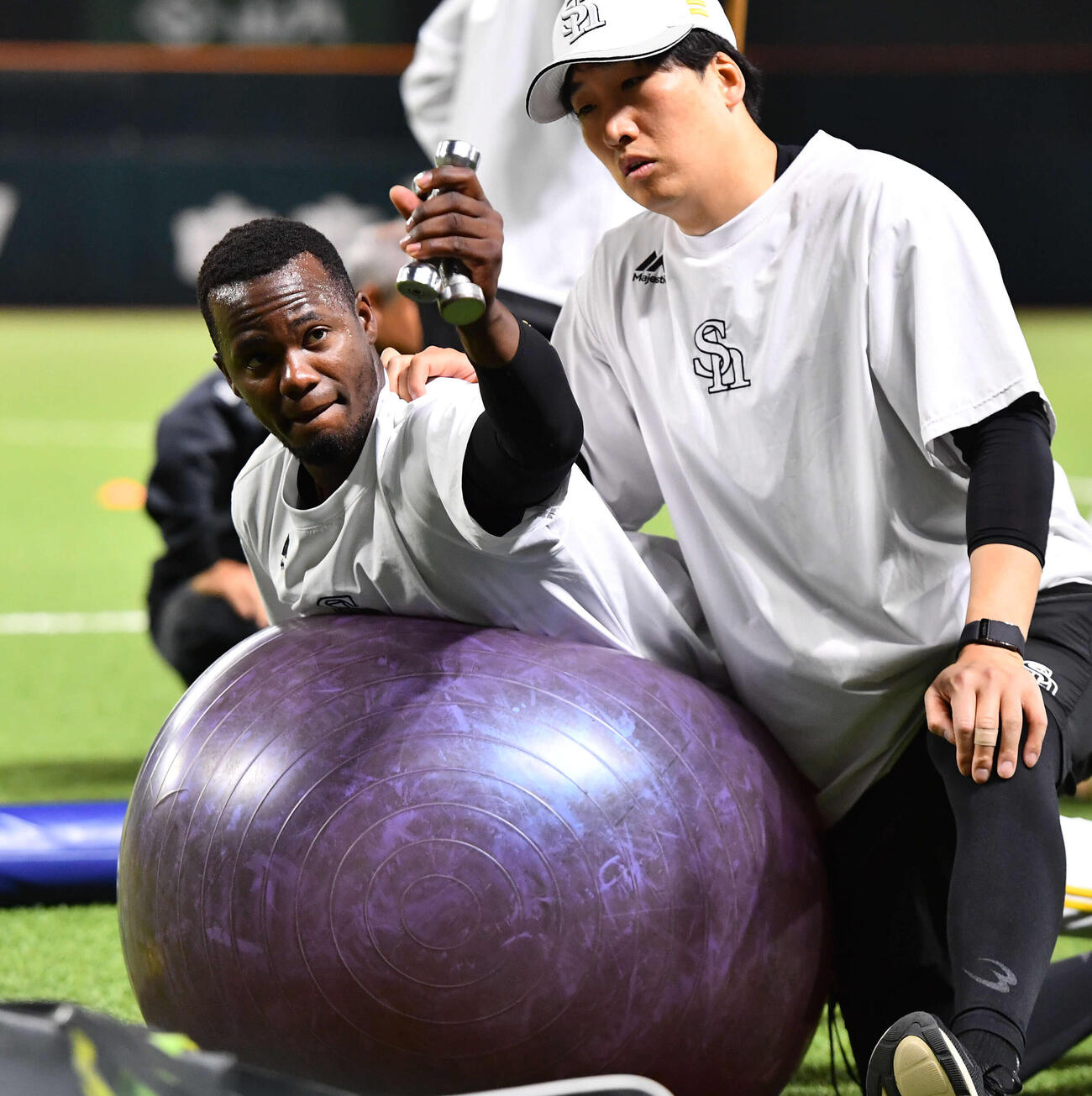 トレーニングを行うソフトバンクのモイネロ（撮影・岩下翔太）
