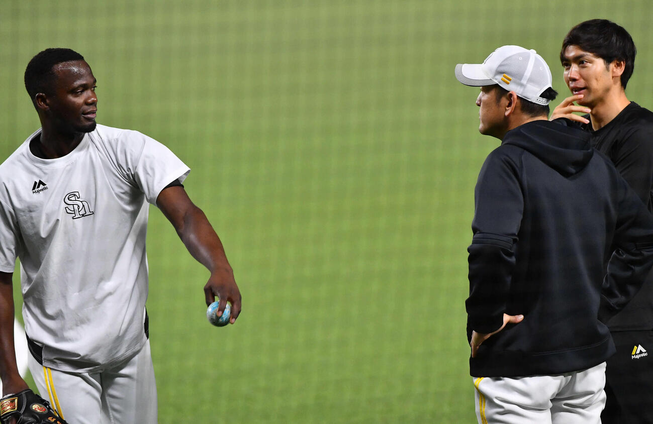 キャッチボールを終え、倉野コーチ（右から2人目）と話すソフトバンクのモイネロ（撮影・岩下翔太）