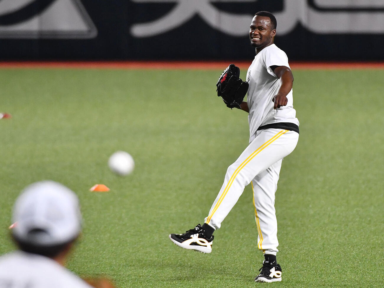 キャッチボールを行うソフトバンクのモイネロ（撮影・岩下翔太）