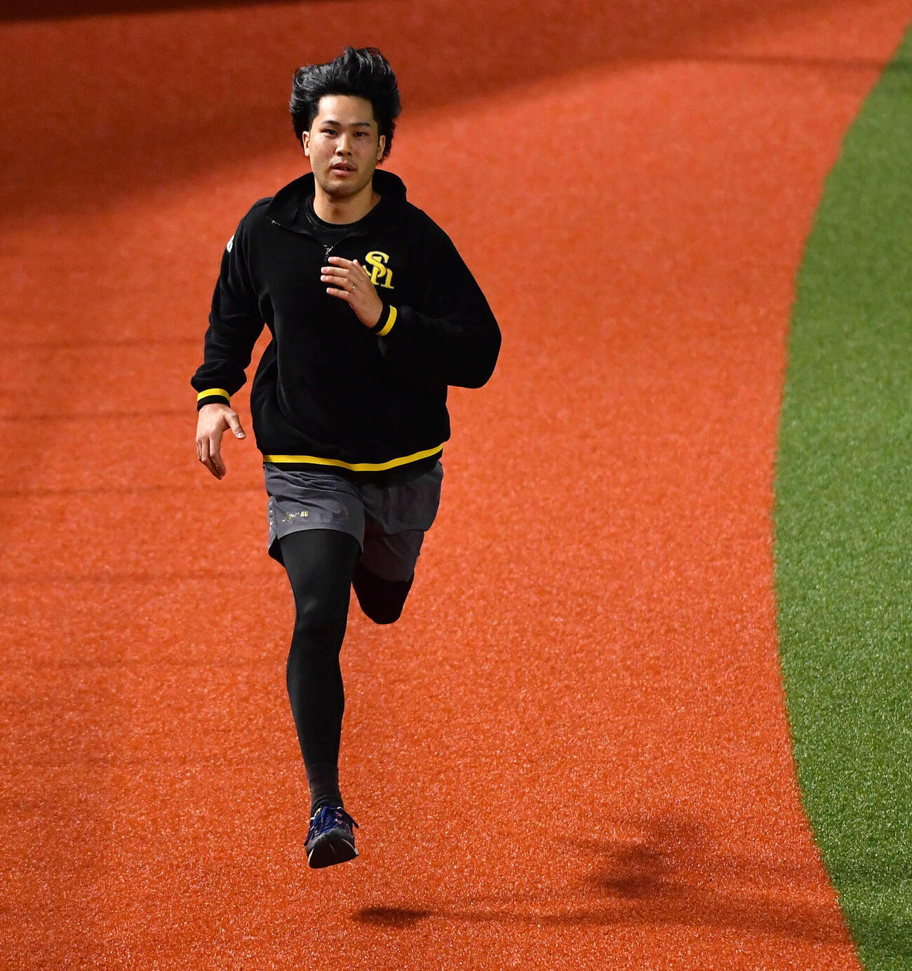 走り込みを行うソフトバンク藤井（撮影・岩下翔太）