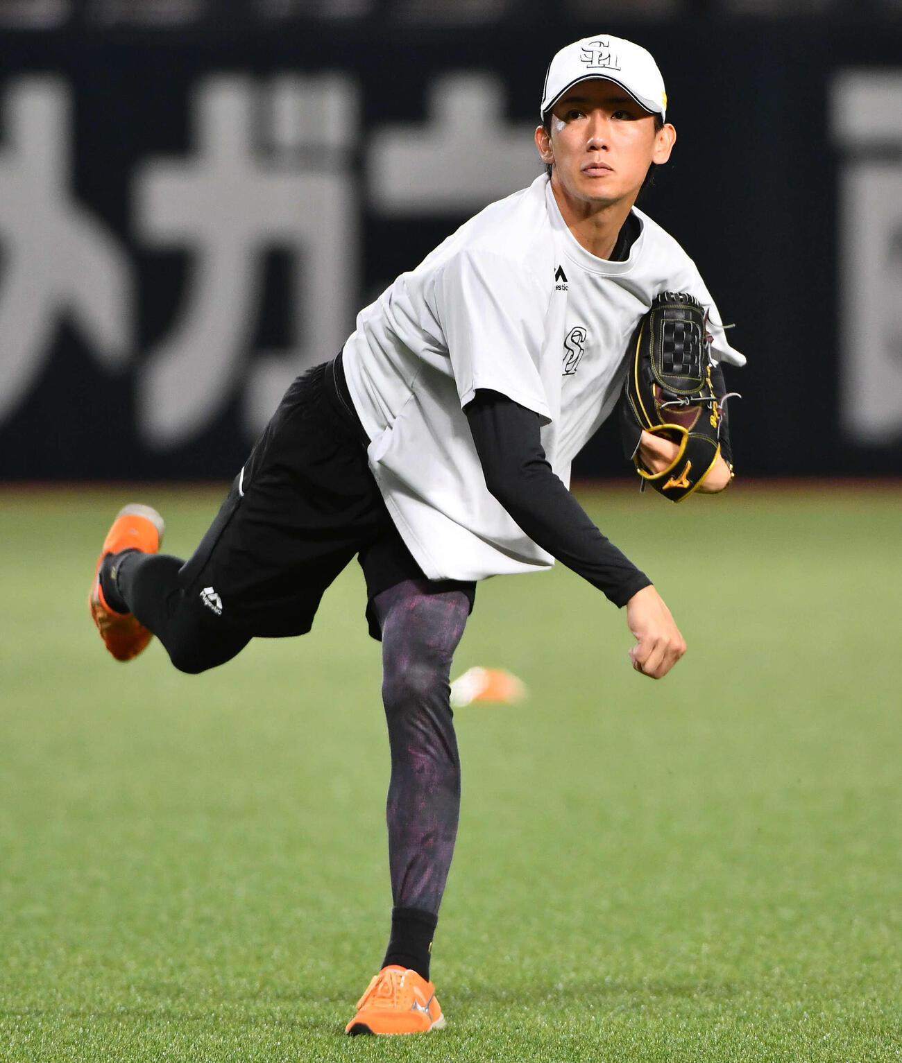 キャッチボールを行うソフトバンク大津（撮影・岩下翔太）
