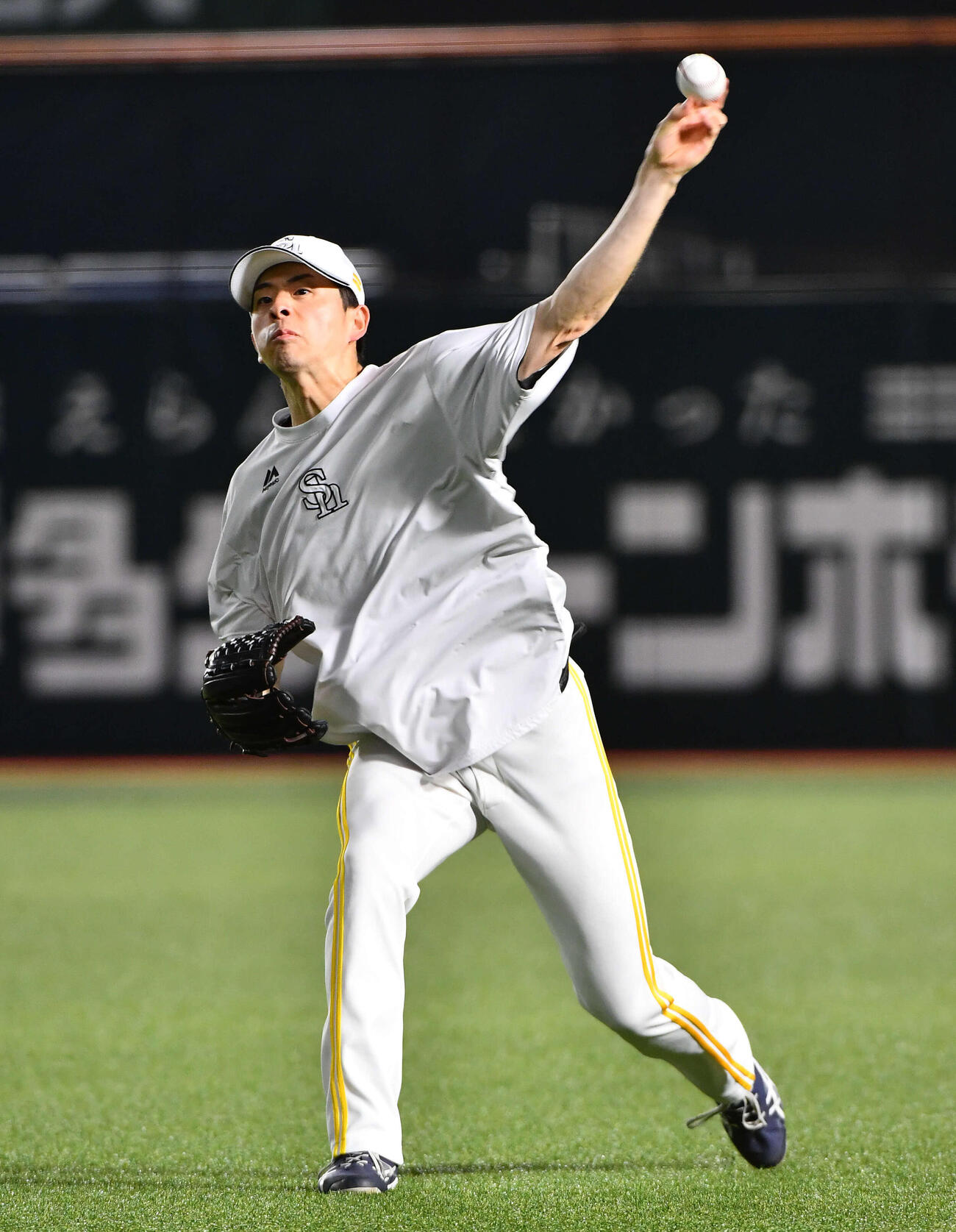 キャッチボールを行うソフトバンク大関（撮影・岩下翔太）