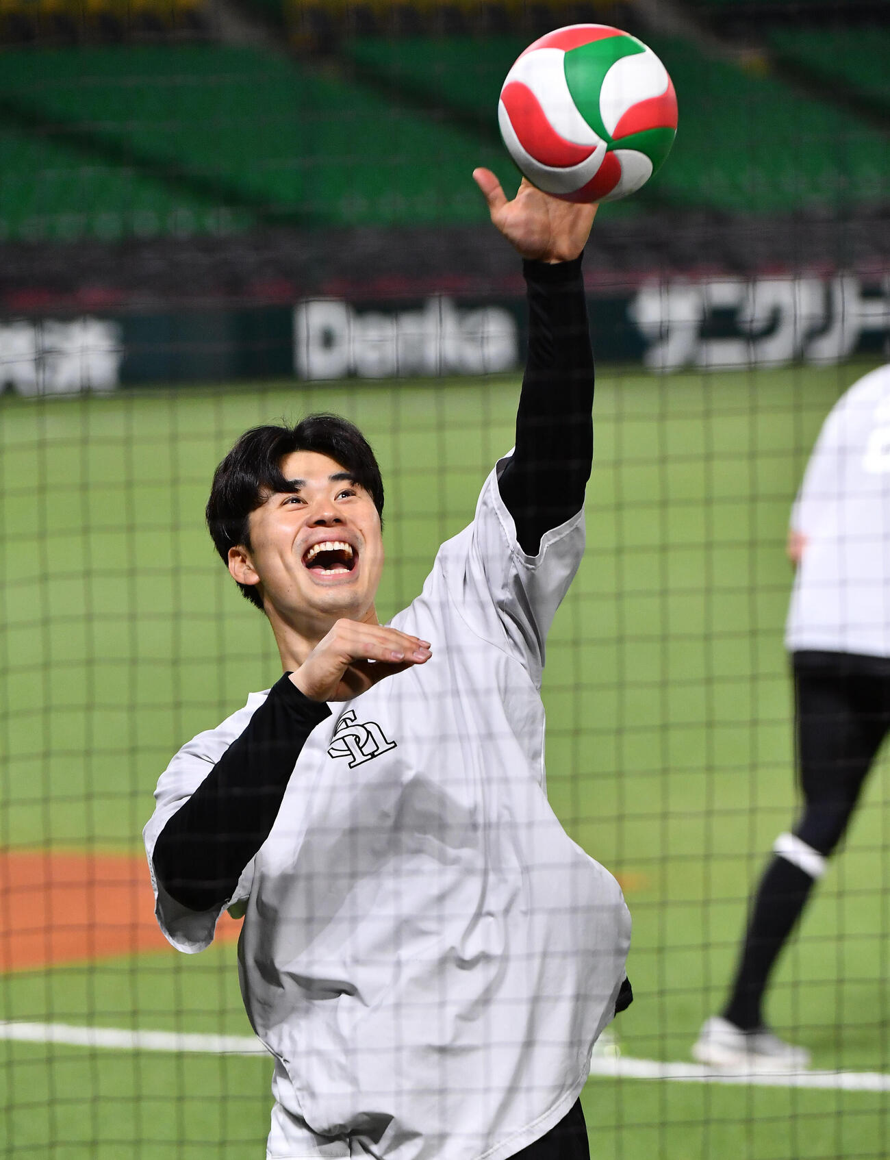 バレーボールを打つソフトバンク松本晴（撮影・岩下翔太）
