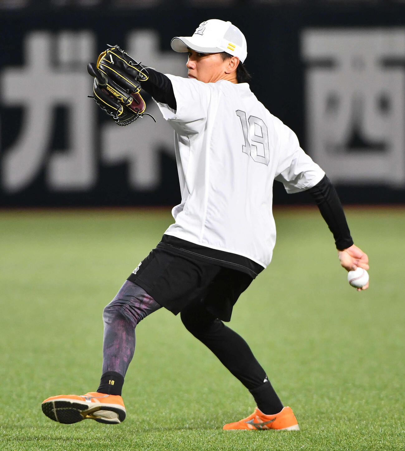 キャッチボールを行うソフトバンク大津（撮影・岩下翔太）