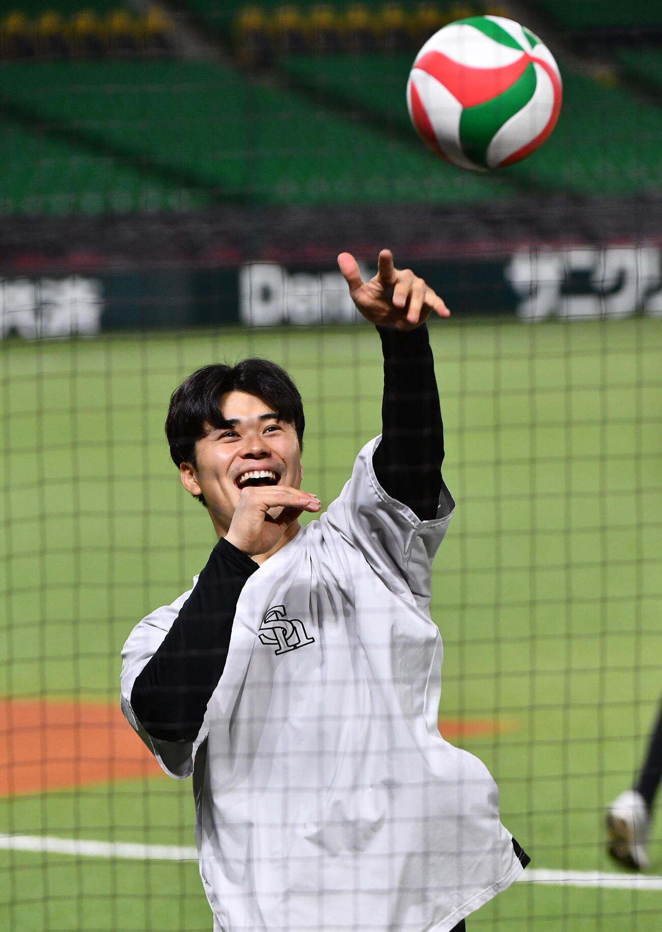 バレーボールを打つソフトバンク松本晴（撮影・岩下翔太）