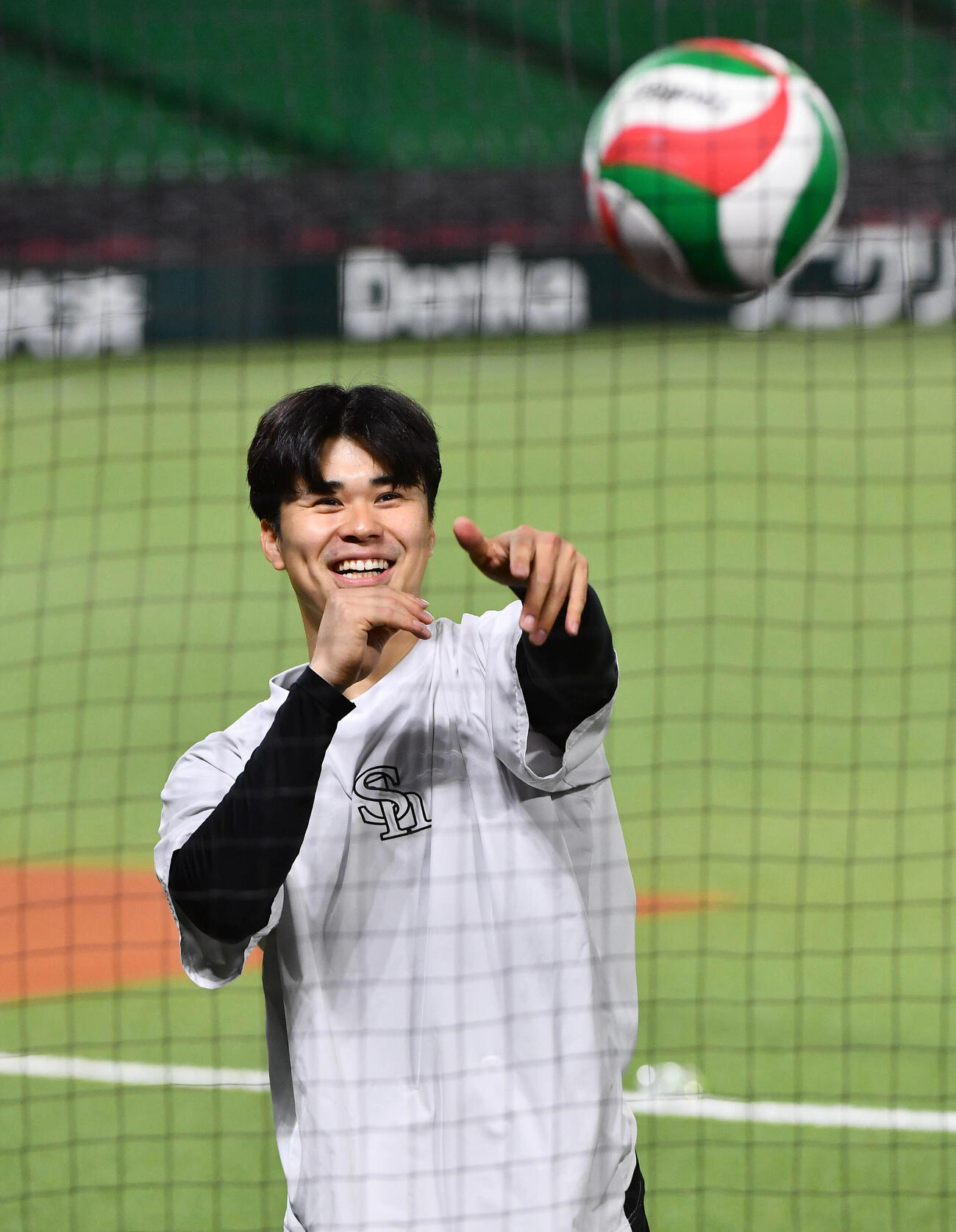 バレーボールを打つソフトバンク松本晴（撮影・岩下翔太）