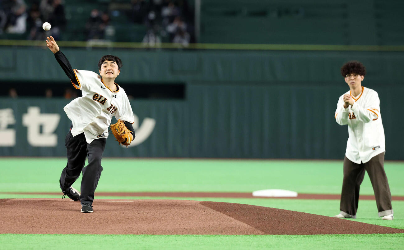 巨人対ヤクルト　ファーストピッチを務める、たくろうの赤城裕。右はきむらバンド（撮影・浅見桂子）