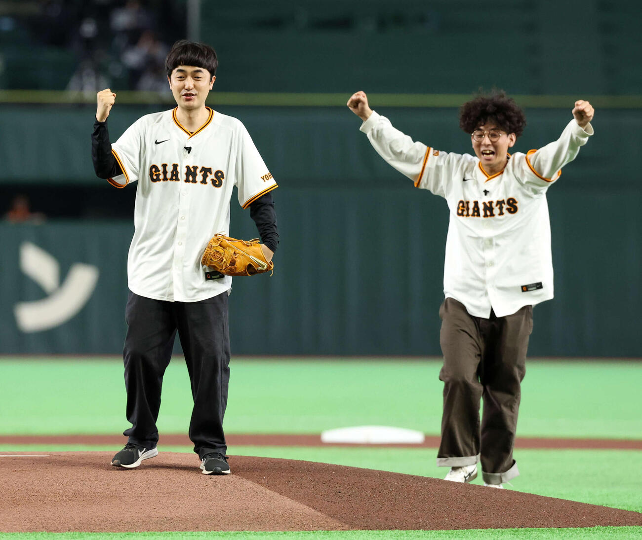 巨人対ヤクルト　ファーストピッチを務め喜ぶ、たくろうの赤城裕。右はきむらバンド（撮影・浅見桂子）