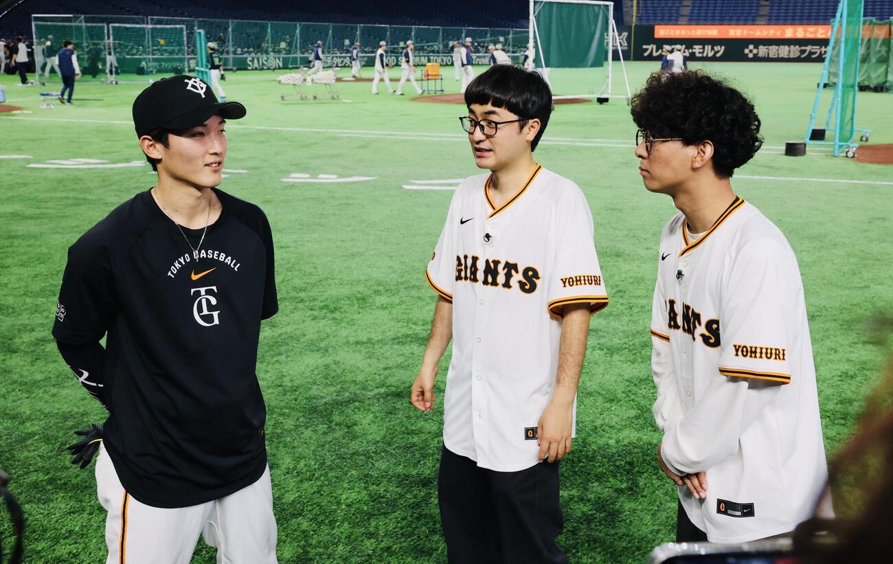 巨人対ヤクルト　試合前、たくろうの2人から取材を受ける巨人浦田（左）(撮影・浅見桂子)