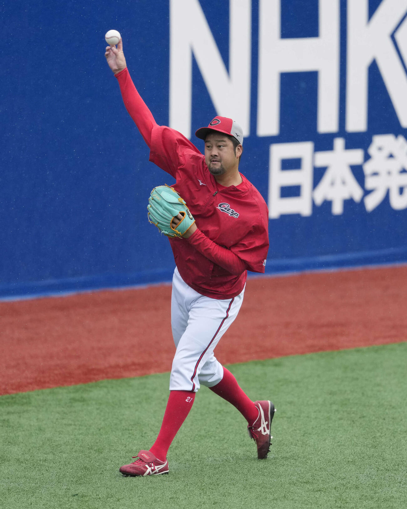 DeNA対広島　雨天中止　キャッチボールをする広島中崎（撮影・小島史椰）