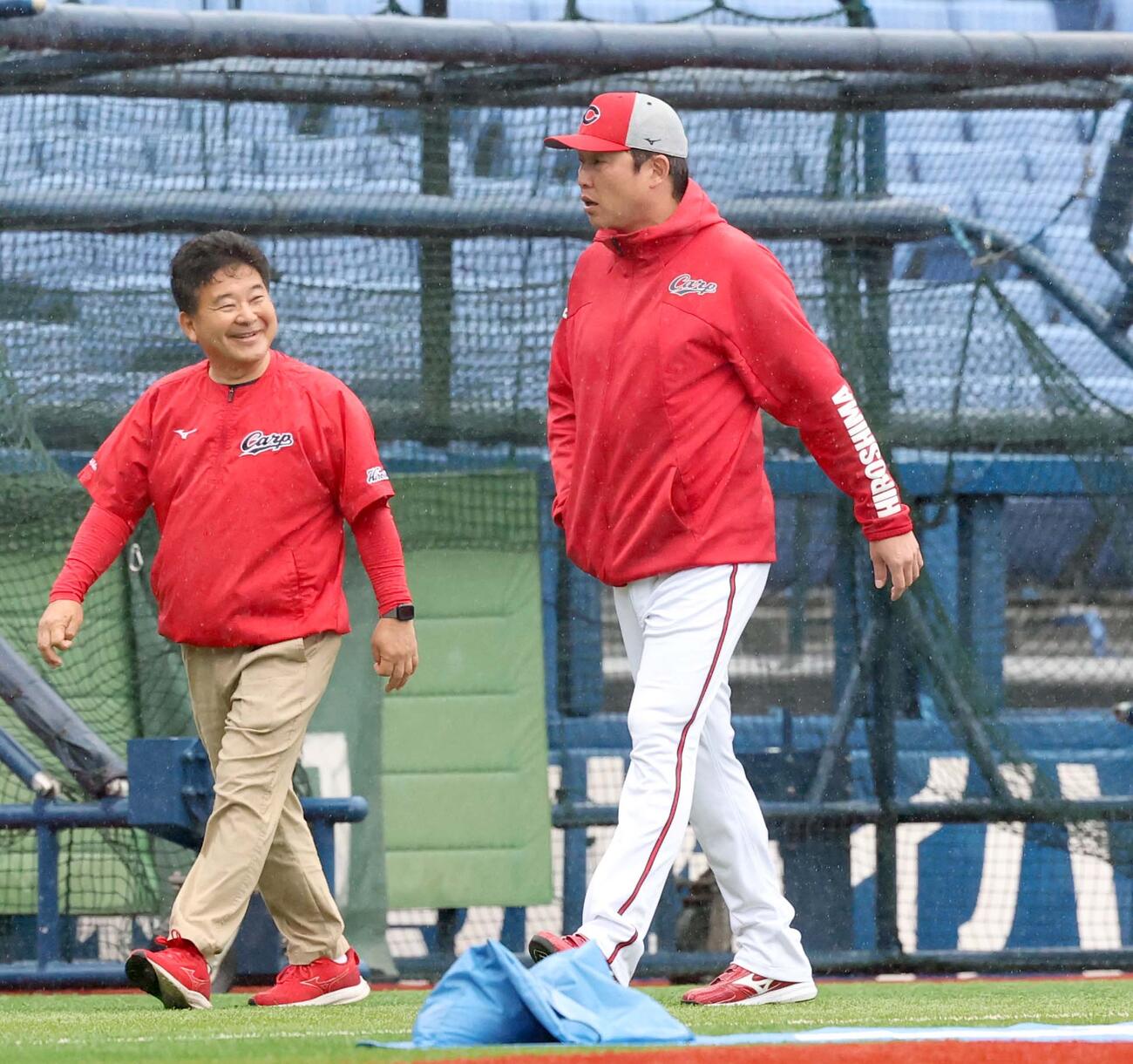 DeNA対広島　グラウンドを引き揚げる新井監督（撮影・黒川智章）