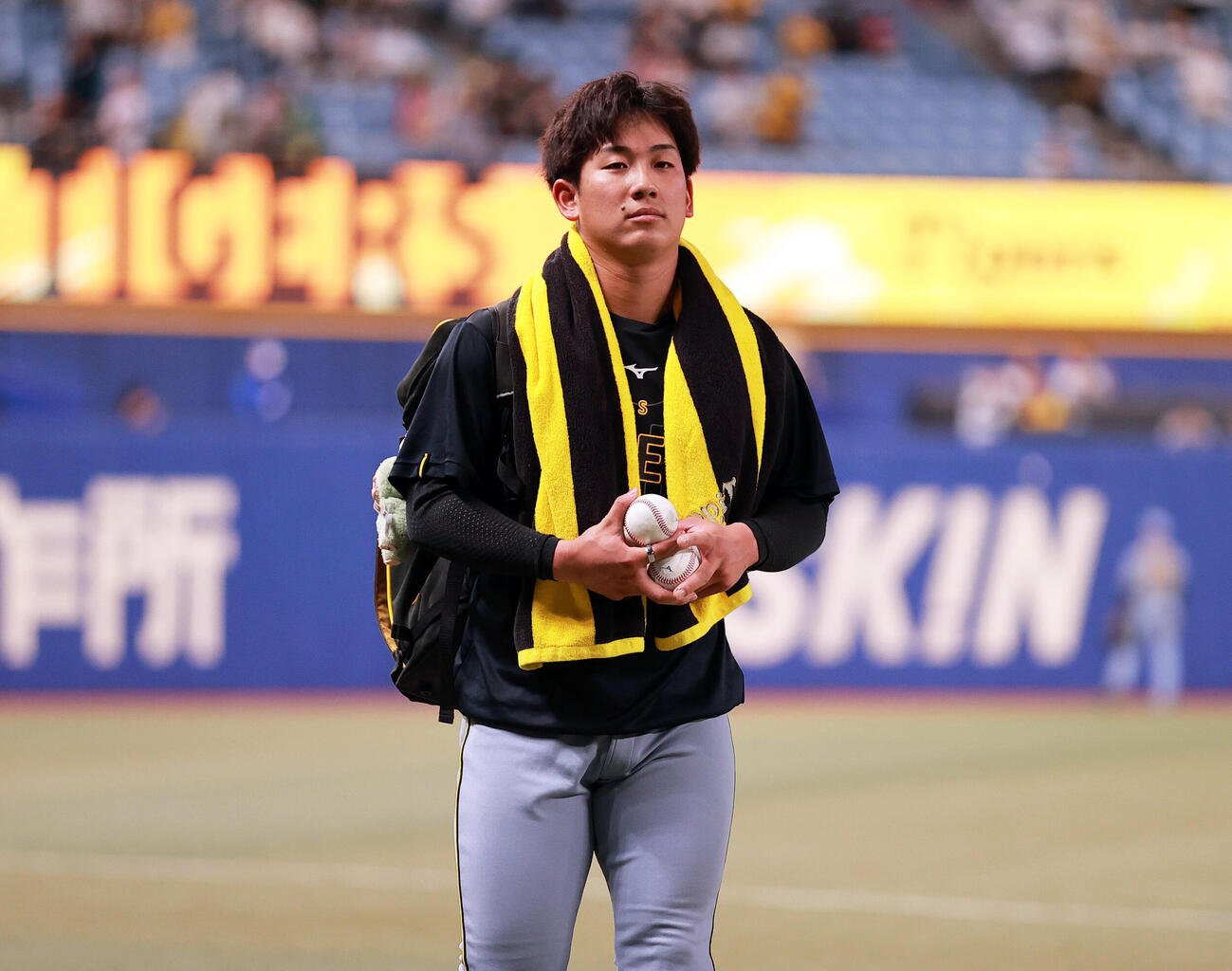 中日対阪神　練習を終えグラウンドを移動する阪神伊原（撮影・上山淳一）