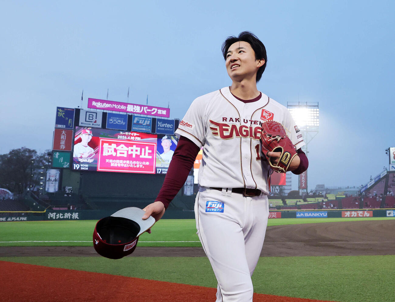 楽天対オリックス　雨のため試合中止になり引き揚げる楽天荘司（撮影・鈴木正人）　