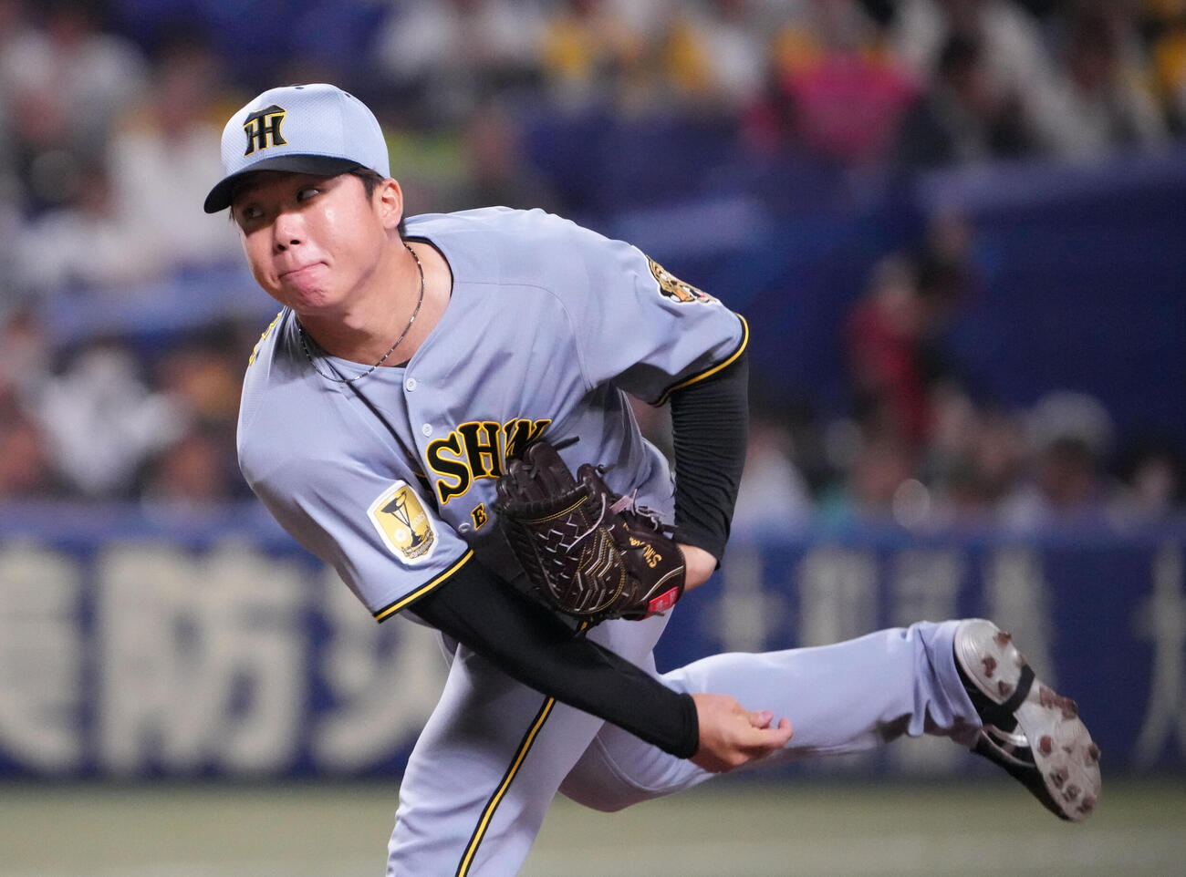 中日対阪神　1回裏、登板する阪神先発の村上（撮影・森本幸一）
