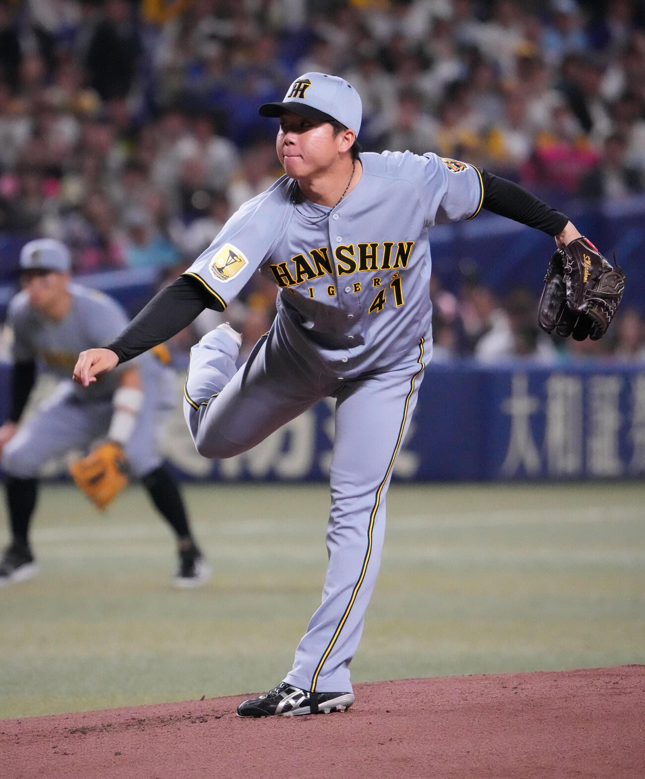 中日対阪神　1回裏、登板する阪神先発の村上（撮影・森本幸一）